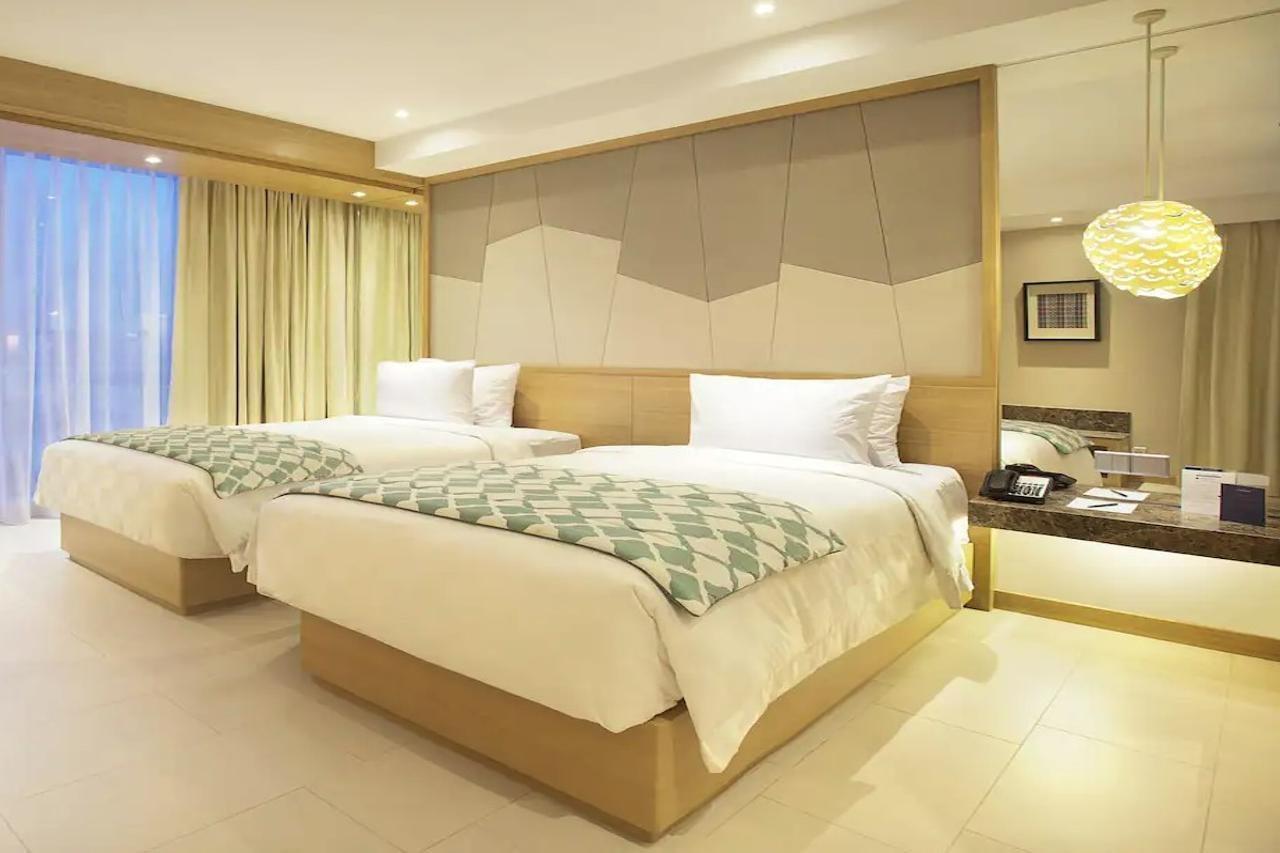 Hotel The Rinra Makassar Esterno foto