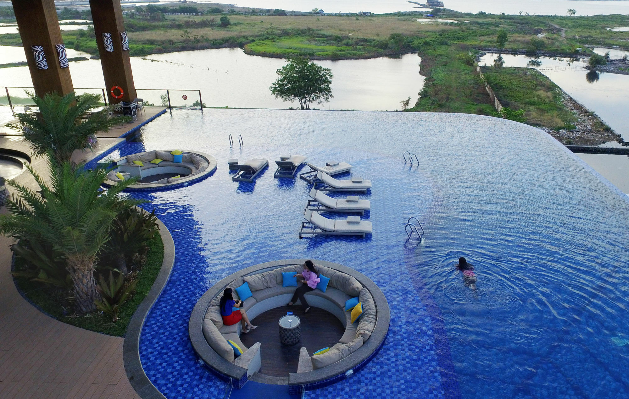 Hotel The Rinra Makassar Esterno foto