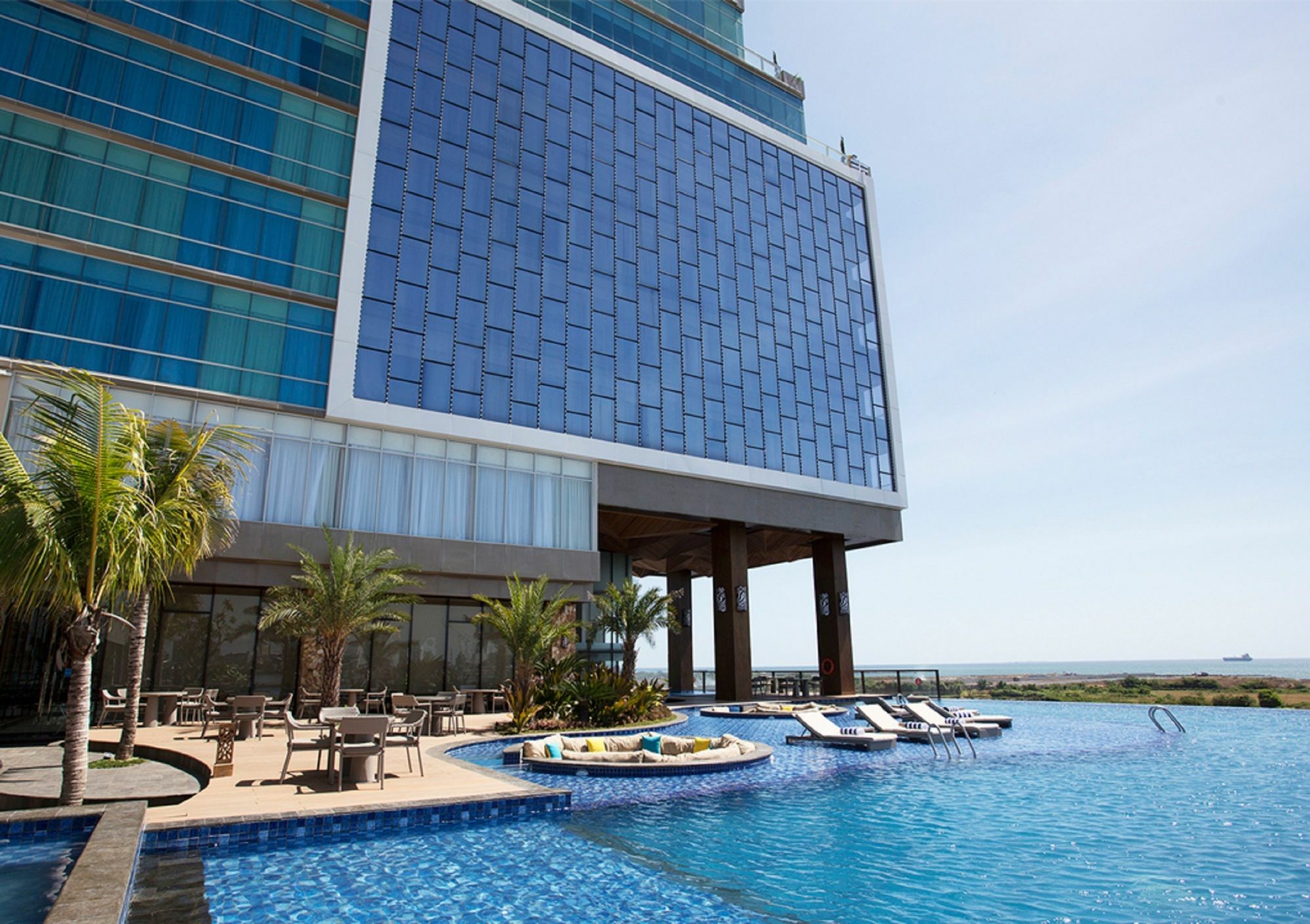 Hotel The Rinra Makassar Esterno foto